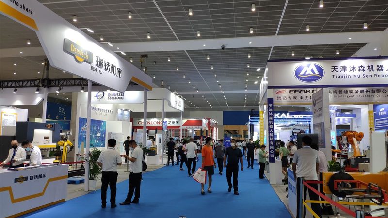 大型广告牌UV喷绘与写真：材质与工艺的差异化解析**